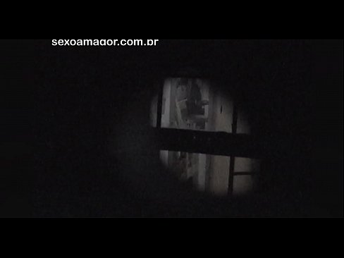 ❤️ Blondiin saab salaja videolevi naabruskonna voyeuri poolt peidetud õõnsate telliskivide taha peidetud ️❌ Anaal video at us ﹏